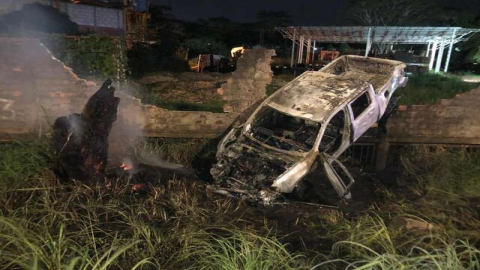 Motorista fica ferido após carro sair de pista, colidir em parede e pegar fogo