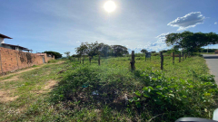 Vende-se esse terreno num trecho da Avenida São Pio, em Floriano
