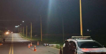 Casal morre após condutor perder controle de motocicleta e bater em meio-fio