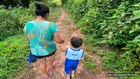 Criança de 3 anos com autismo é esquecida dentro de ônibus escolar pela 2ª vez