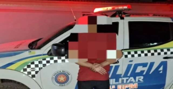 Homem é preso acusado de agredir sua companheira em bar