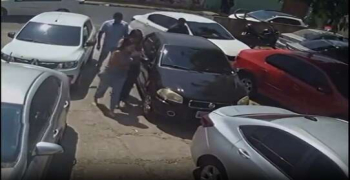 Mulher tenta fugir de delegacia no momento em que estava sendo ouvida e é contida