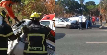 Mulher fica presa às ferragens e carro sobre outro durante acidente