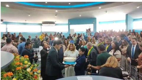 Seu Bruno dos Santos recebe Medalhas nos 190 anos da ALEPI e ganha bolo de aniverrsário na sessão