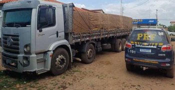 PRF flagra transporte irregular de madeira durante fiscalização no Piauí