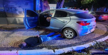 Suspeitos fogem em carro roubado e são presos ao colidir em fachada de restaurante