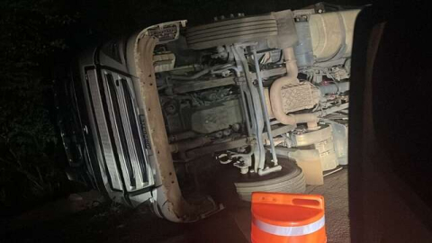 Condutor perde controle de carreta que tomba em trecho de obras na BR 222