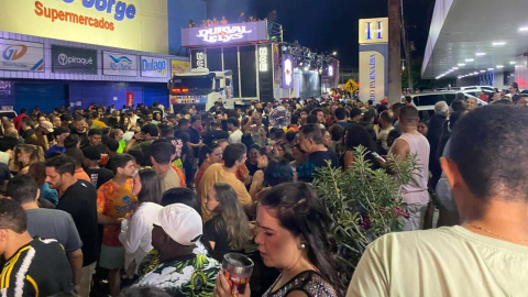 Dado a largada do carnaval de Floriano com um arrastão e presença do cantor Durval Lélys