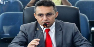 Vereador James, da base, chama atenção da gestão A. Reis, para falhas absurdas no serviço de capina