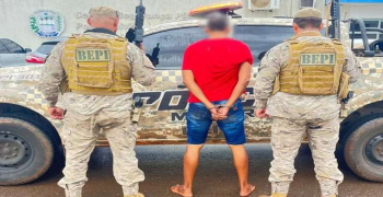 Homem é preso por tráfico de drogas ao tentar fugir da polícia