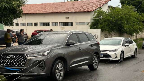 Temporal derruba árvore e arrasta fio de energia ficando sobre carros na rua