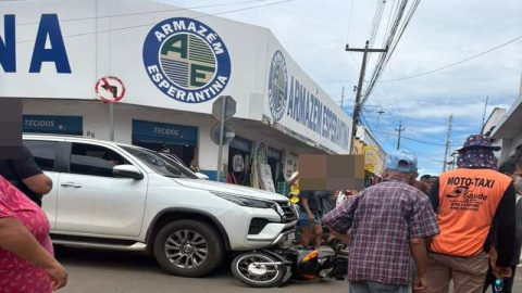 Colisão entre veículos deixa mulher ferida. A moto ficou embaixo da frente do carro