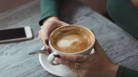 Tomar de 2 a 3 xícaras de café por dia está associado a menor risco de demência, aponta estudo 