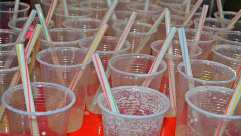 Carnaval seguro: infectologista alerta para riscos de dividir bebidas e objetos pessoais