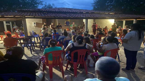 Familiares e amigos do Carlos Alexandre se reúnem em orações pelo seu falecimento