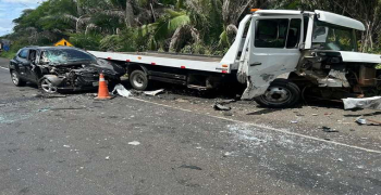 Colisão entre caminhão-reboque e dois carros deixa trânsito congestionado