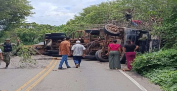 Carreta tomba e deixa motorista gravemente ferido na PI 140
