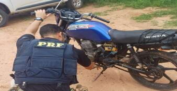 PRF flagra motocicleta com sinais identificadores adulterados durante fiscalização 
