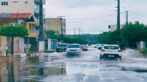 Chuva de 97 milimetros causa alagamentos em ruas e invadem casas em Picos