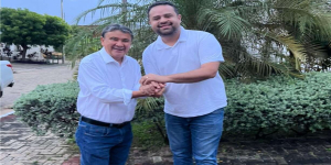 Ex-vereador Akássio está na comitiva de W. Dias, de aniversário, que visita a comunidade Mimbó, em Amarante