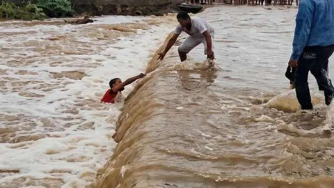 Homem é arrastado por correnteza com moto após tentar atravessar passagem molhada