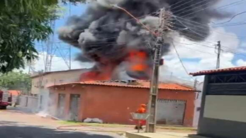 Incêndio deixa depósito completamente destruído e atinge três residências