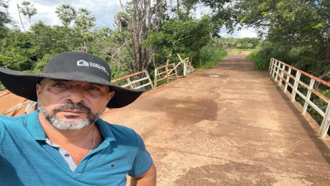 Parte de ponte é destruída por caminhão na barra do Coqueiro, zona rural de Floriano.  A denúncia foi feita pelo suplente de vereador Pablo Goaino, que trabalha na região. Conforme ele e as imagens comprovam, parte da proteção de segurança da ponte ficou 