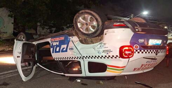 Policiais ficam feridos após colisão de viatura com carro de passeio