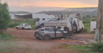 Veículo de passeio colide em caminhão que estava parado 