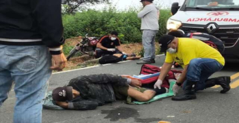 Colisão com raposa causa acidente entre dois motociclistas que ficaram feridos