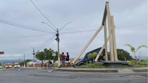 Carro desgovernado entra no Balão da Alvorada e deixa estragos na estrutura