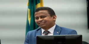 Dr Francisco comemora abertura de concurso com vagas para professores para curso de Medicina de Floriano