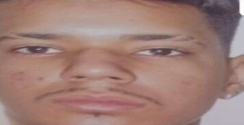 Jovem é morto a tiros próximo a campo de futebol. Ele foi socorrido pela namorada