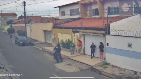 Criminoso se passa por motociclista por aplicativo e assalta mulheres em frente residência