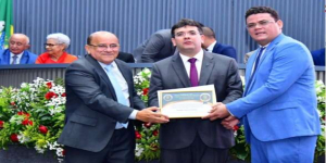 Sessão solene na Câmara de Floriano homenageia personalidades com títulos honoríficos.