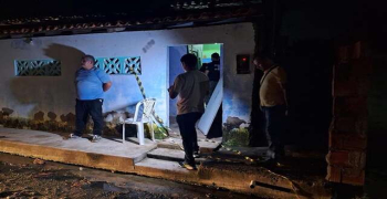 Mulher é morta a tiros após criminosos invadirem residência