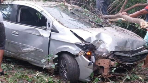Duas pessoas ficam feridas após condutor tentar desviar de buraco e sair da pista