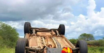 Motorista perde controle de veículo e capota após tentar desviar de outro