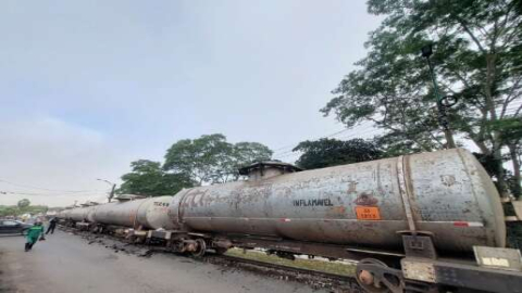 Trem descarrila na ponte metálica e suspende tráfego entre Teresina e Timon