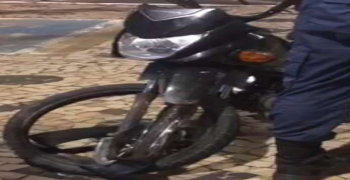 Jovem morre ao colidir em estrutura de semáforo quando ia buscar a namorada