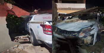 Viatura da polícia colide em muro durante perseguição a suspeitos