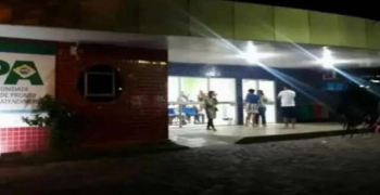 Motociclista fica ferido quando condutor de carro tentou desviar de carreta 