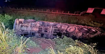 Motorista tem braço esmagado em tombamento de carreta na BR 407