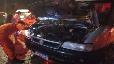 Van pega fogo enquanto estava com copô aberto em oficina