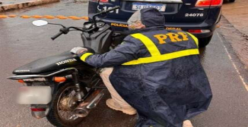 PRF recupera carro roubado e duas motocicletas adulteradas durante fiscalizações 