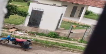 Indivíduo é flagrado praticando atos libidinosos próxima a criança que brincava em condomínio