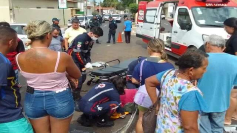 Motociclista fica com suspeita de fraturas após colisão com carro em cruzamento de ruas