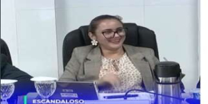 Vereadora Susenilda, do CE, faz gesto obsceno durante sessão e imagem repercute nas redes sociais