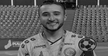 Caminhão carregado de frutas tomba e deixa jogador de futsal e caminhoneiro mortos