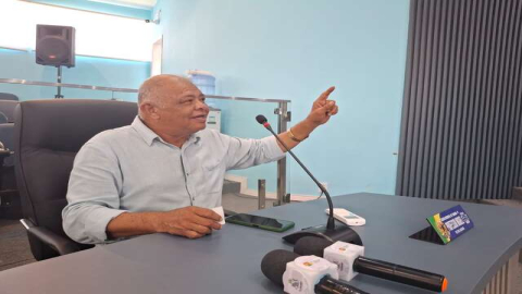 Familiares e amigos se despedem de Joilson Leandro num clima de muita comoção.